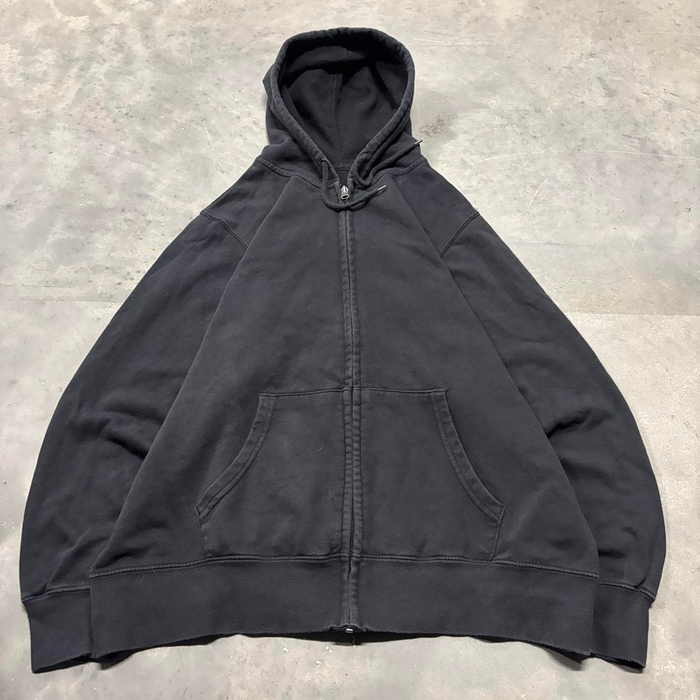 Vintage Y2K/2000s Black Blank Essential Zip Up Hoodie! Fits L